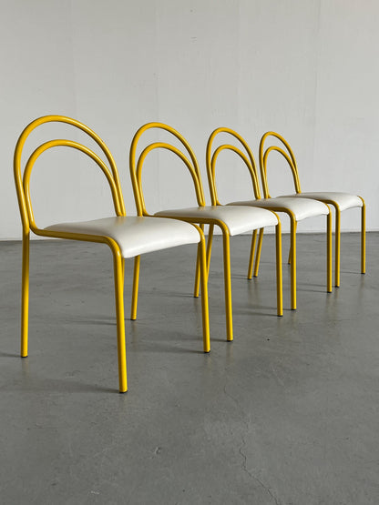 Ensemble de 4 chaises sculpturales avec structure en fer courbé jaune et revêtement en simili cuir blanc, Italie 1980