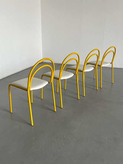 Ensemble de 4 chaises sculpturales avec structure en fer courbé jaune et revêtement en simili cuir blanc, Italie 1980