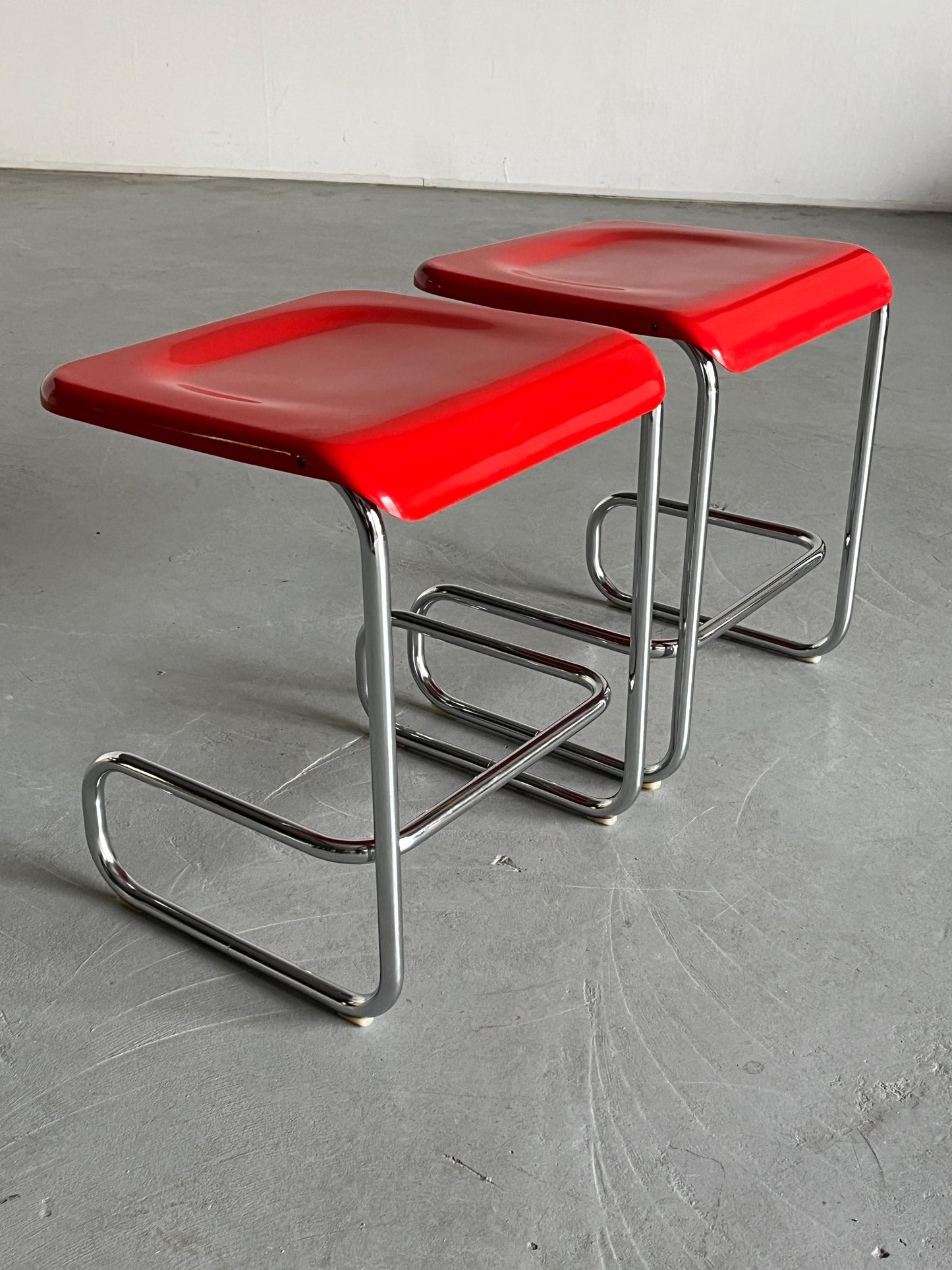 Set of 2 Vintage Modernist Cantilever Stools by Arclinea, in Red Plastic and Chromed Tubular Steel, 1970s Italy