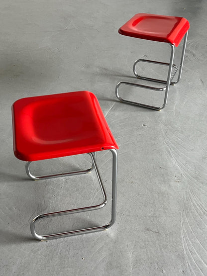 Set of 2 Vintage Modernist Cantilever Stools by Arclinea, in Red Plastic and Chromed Tubular Steel, 1970s Italy