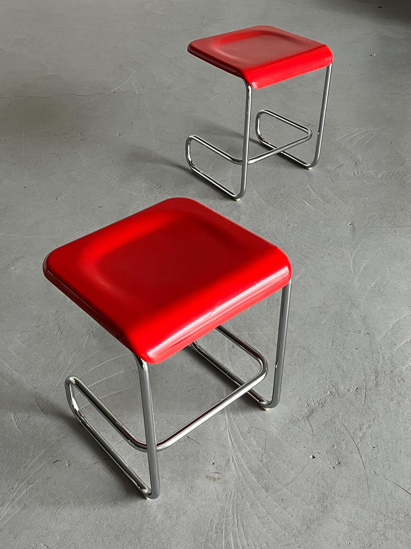 Set of 2 Vintage Modernist Cantilever Stools by Arclinea, in Red Plastic and Chromed Tubular Steel, 1970s Italy