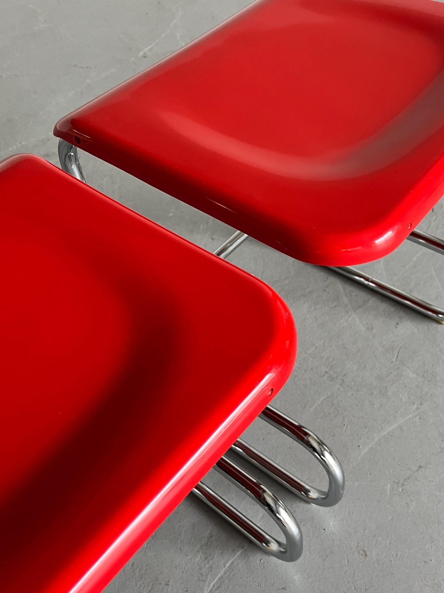 Set of 2 Vintage Modernist Cantilever Stools by Arclinea, in Red Plastic and Chromed Tubular Steel, 1970s Italy