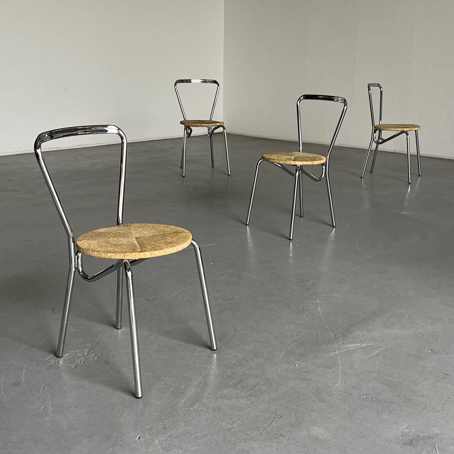 Ensemble de 4 chaises à repas modernistes en acier chromé et assises en corde tressée, Italie 1970