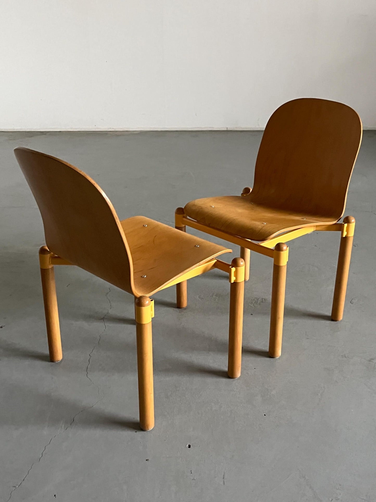 Set von 2 Mid-Century Modern stapelbare Bentwood-und-Metall-Esszimmerstühle von Braun Lockenhaus, 1990er Jahre Österreich