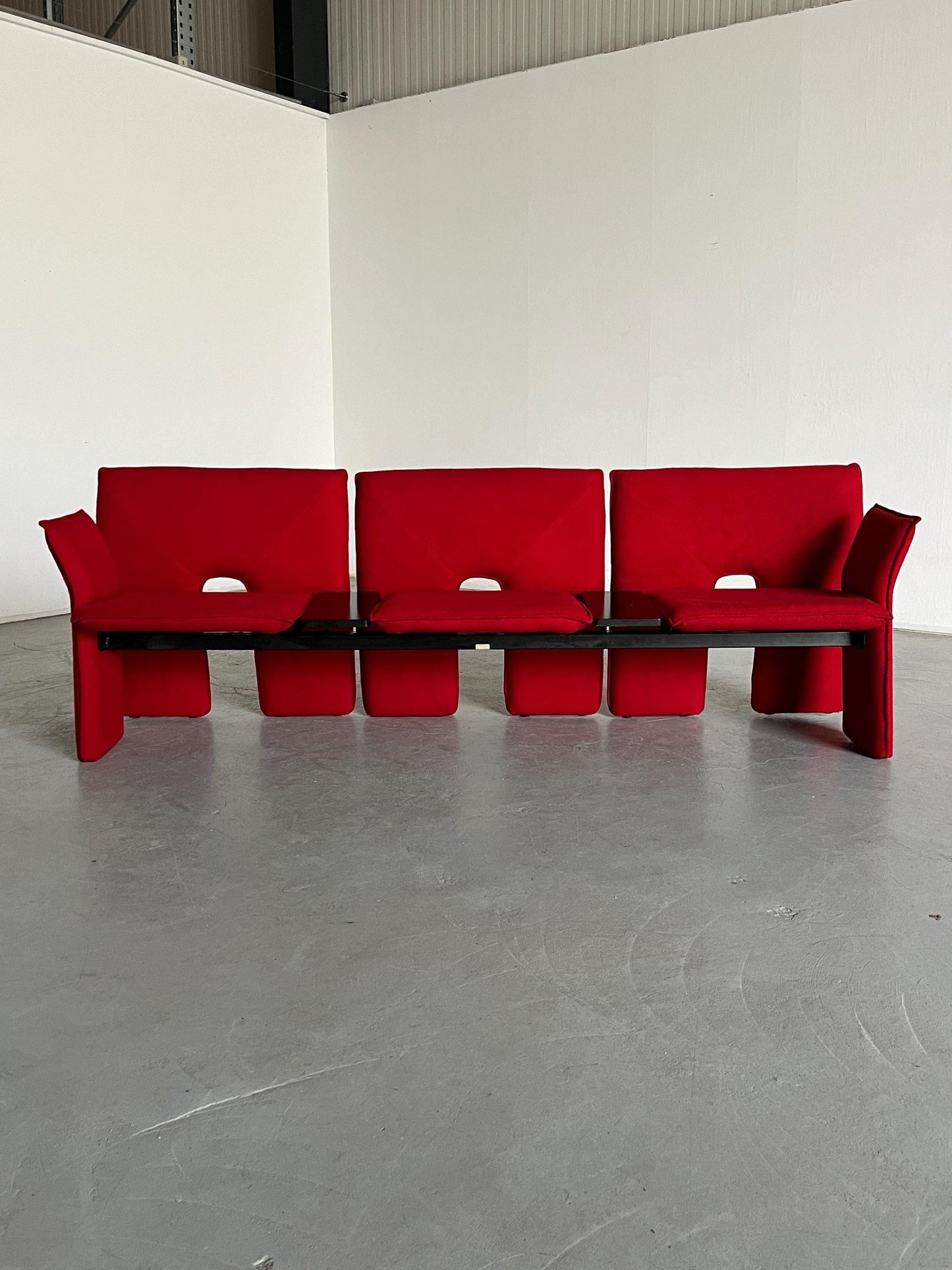 Vintage three-seater sofa in postmodern Memphis style in red wool and black metal, 1980s Italy