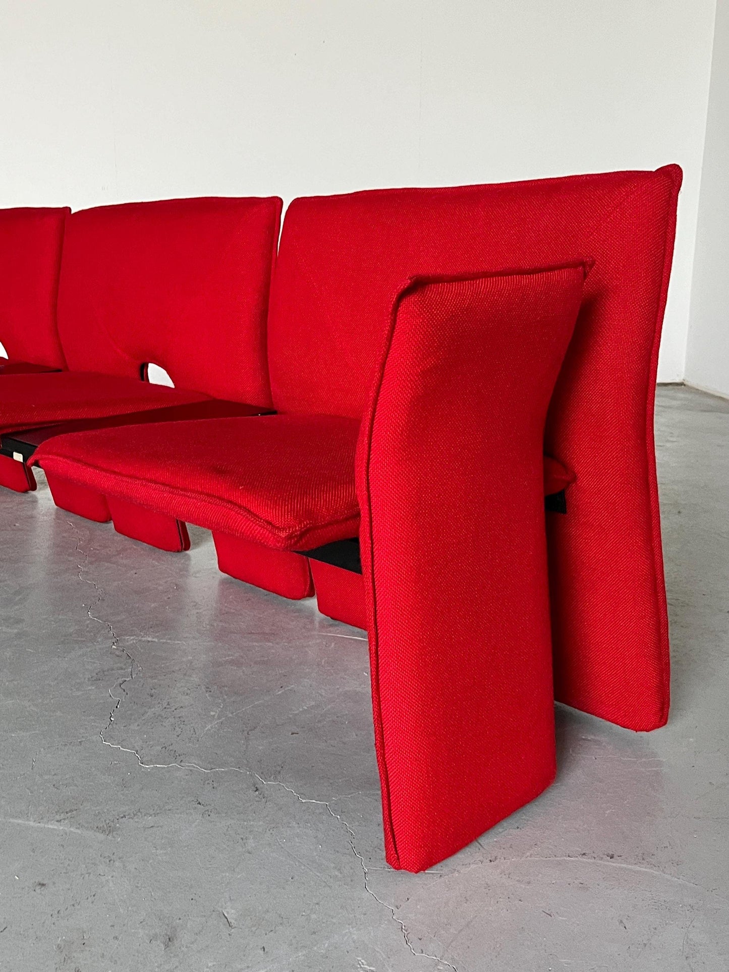 Vintage three-seater sofa in postmodern Memphis style in red wool and black metal, 1980s Italy