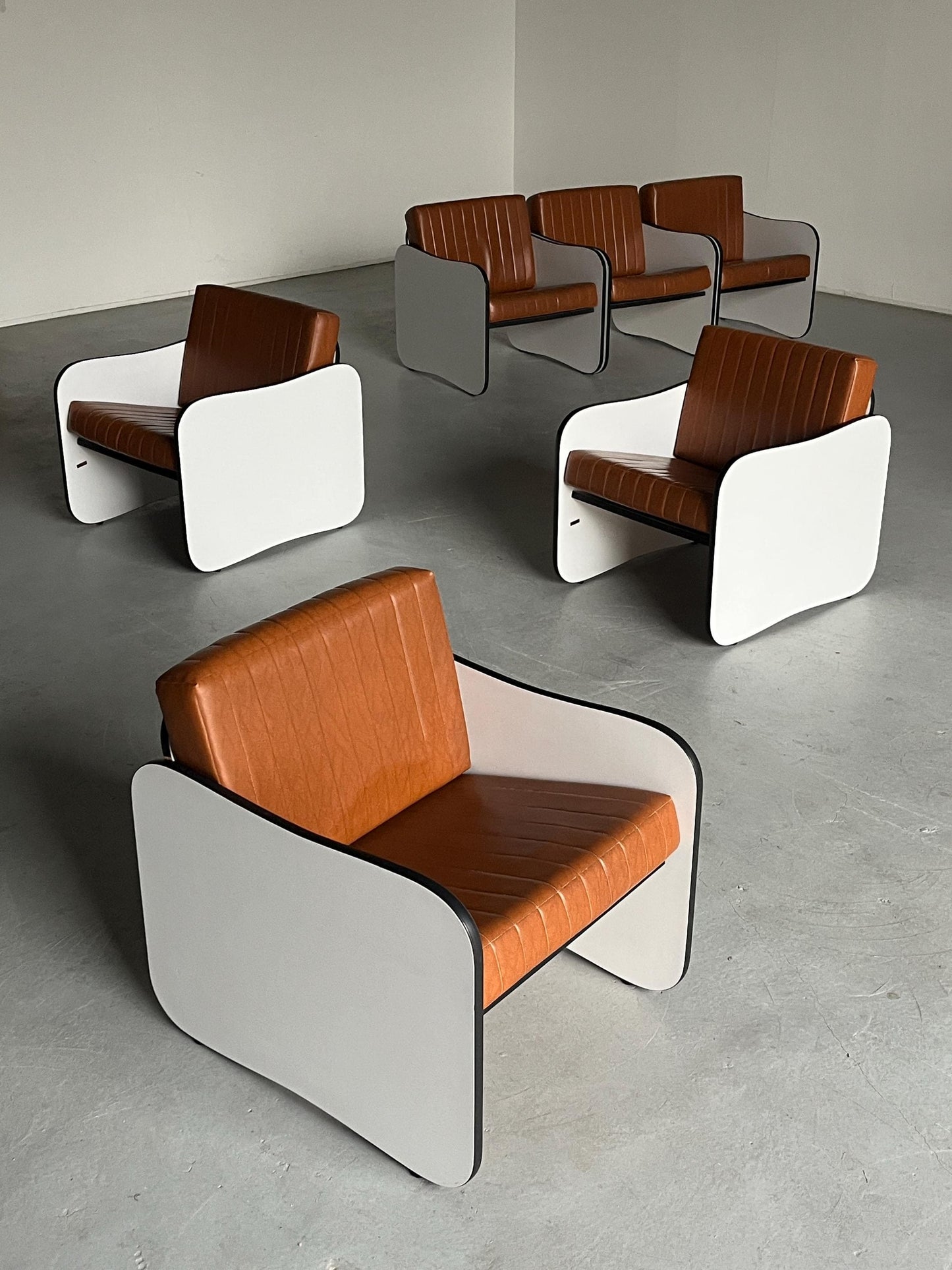 1 von 12 Vintage Mid-Century Modern Armchairs in braunem Kunstleder mit weißen Holzrahmen, 1980er Italien