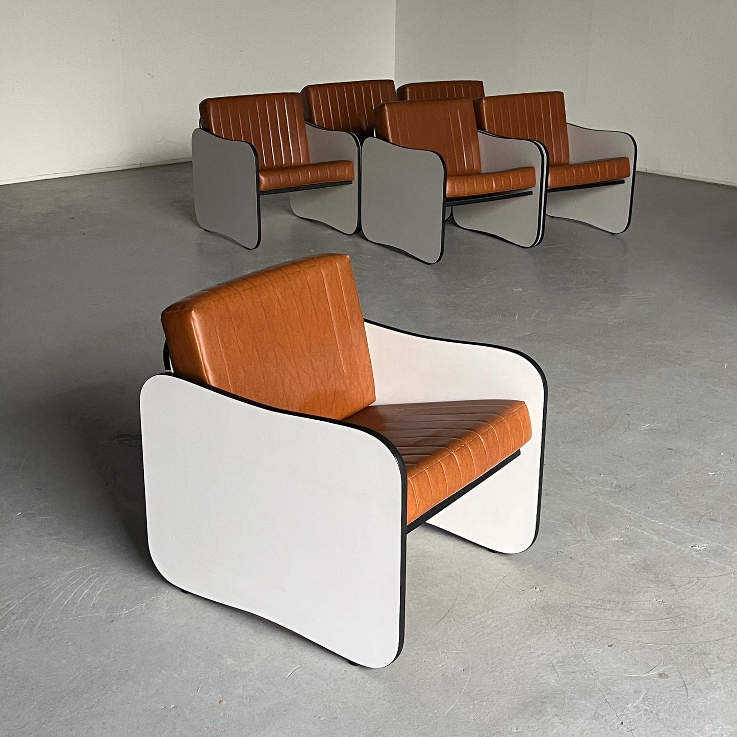 1 von 12 Vintage Mid-Century Modern Armchairs in braunem Kunstleder mit weißen Holzrahmen, 1980er Italien