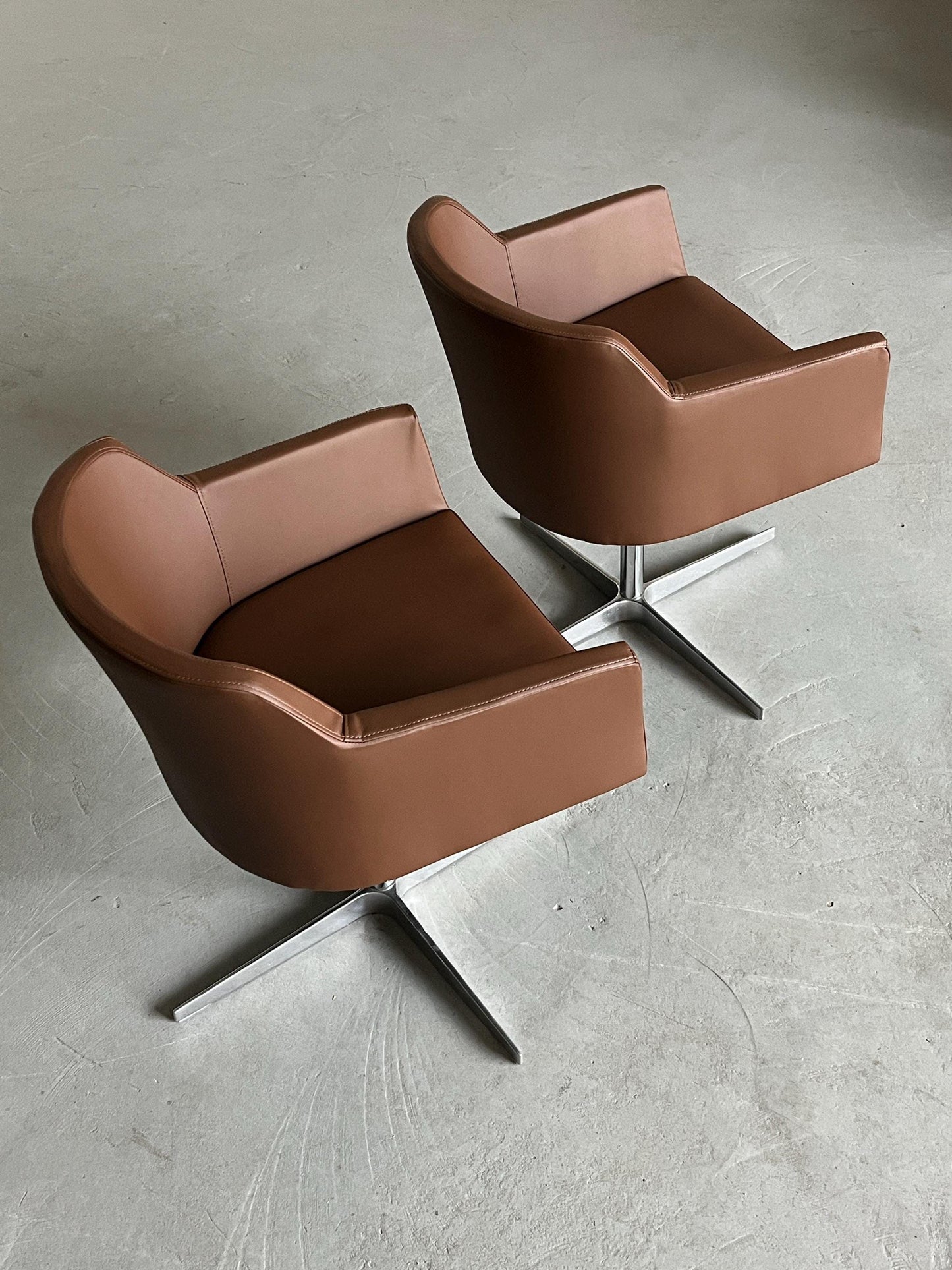 Set von 2 Vintage Mid-Century Modern Drehstühle in braunem Kunstleder und verchromtem Stahl, 1980er Jahre Österreich