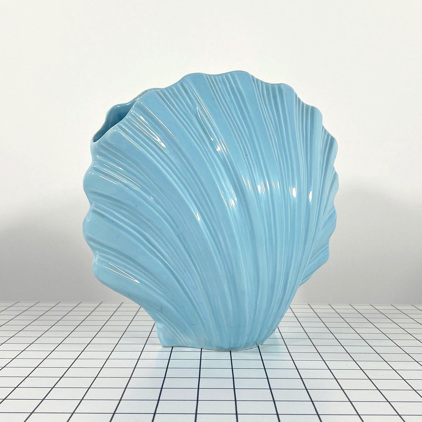 Vintage Blaue Muschelvase aus Keramik, 1970er Jahre