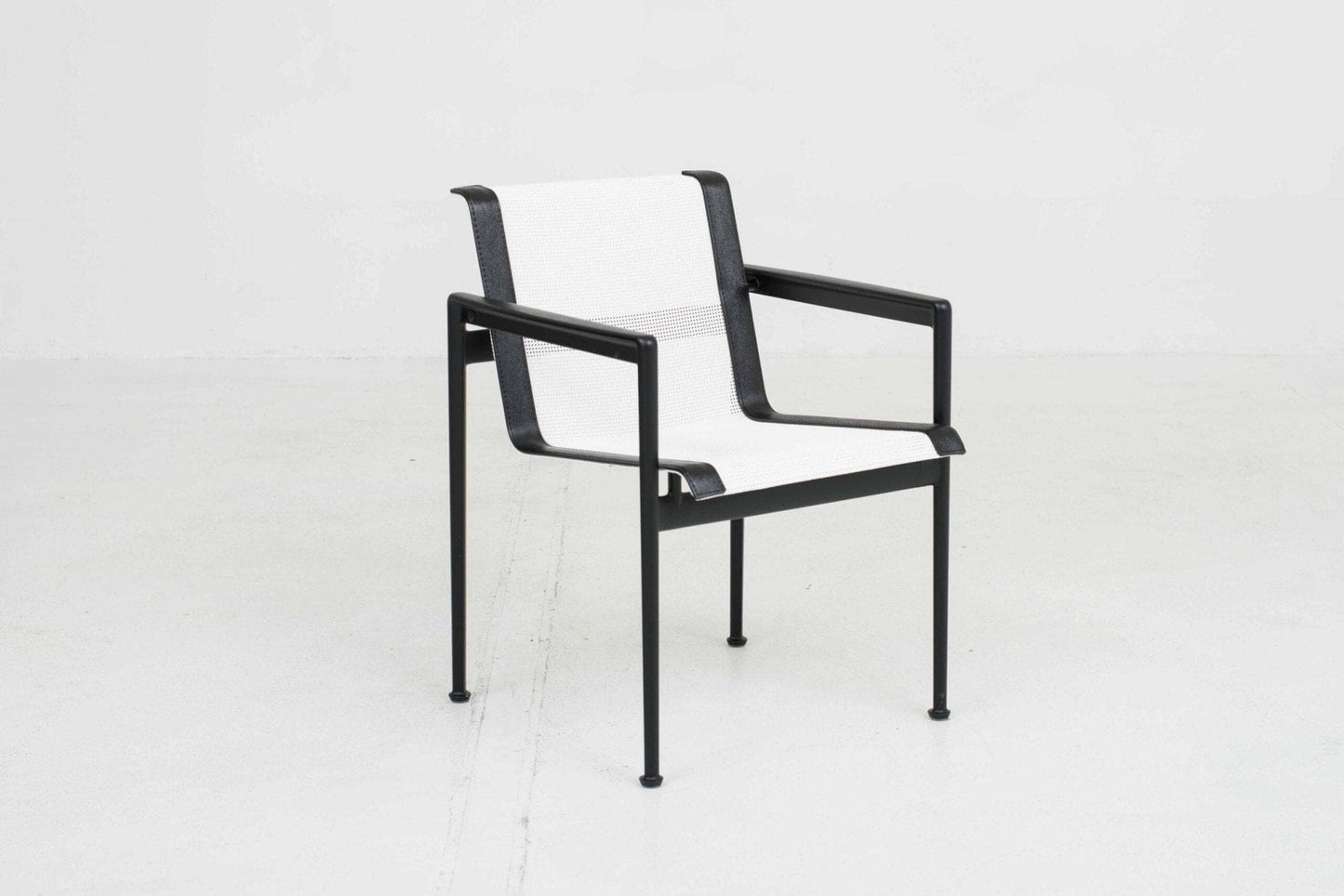 Knoll International 1966 chair with armrests by Richard Schultz in black and white vintage