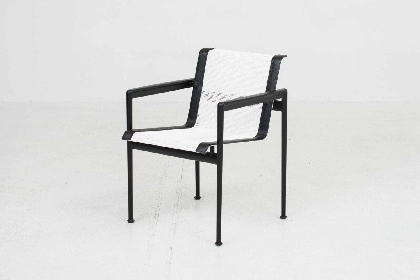 Knoll International 1966 chair with armrests by Richard Schultz in black and white vintage