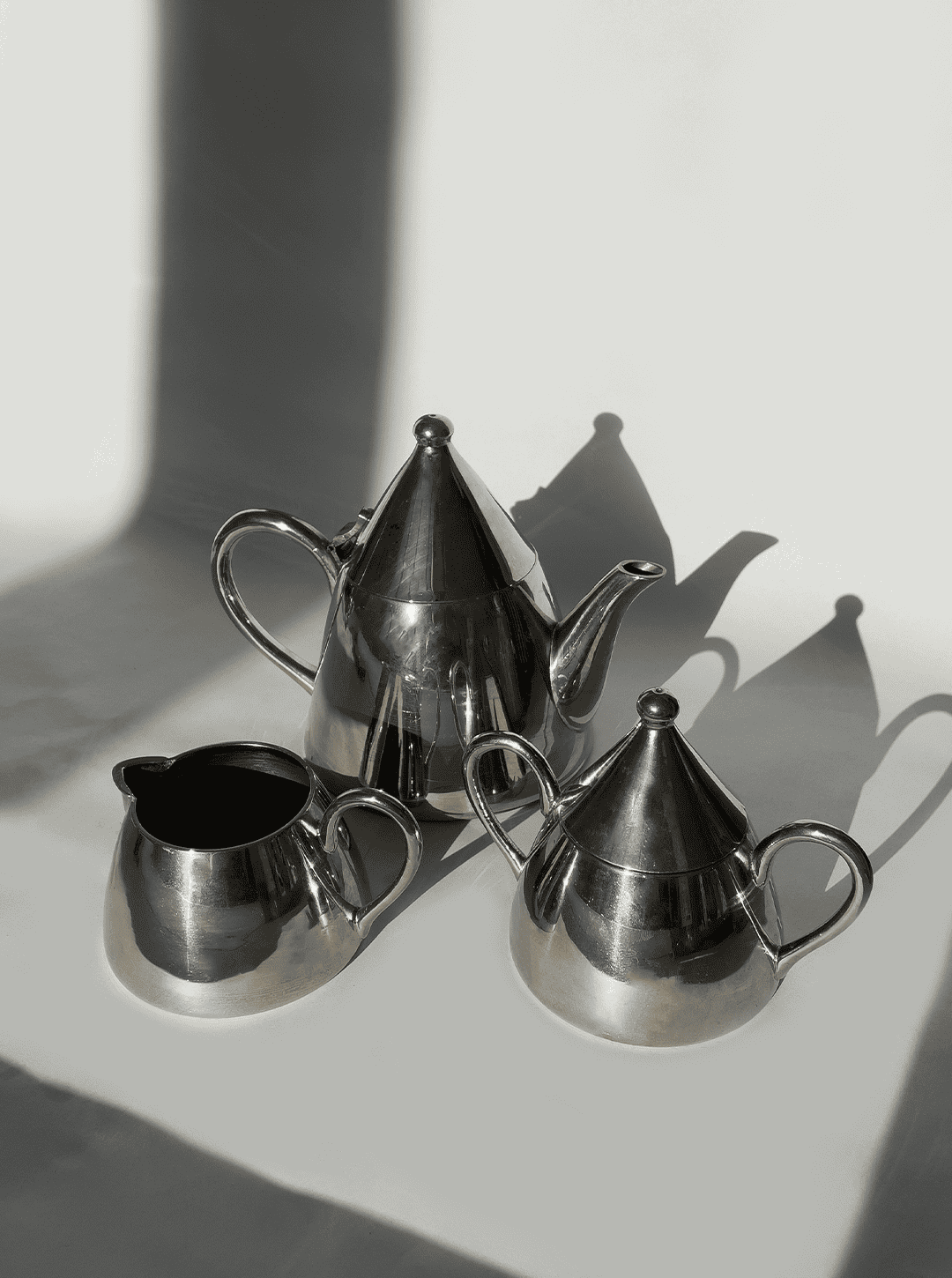 Vintage tea or coffee set: Elegant design for enjoyment