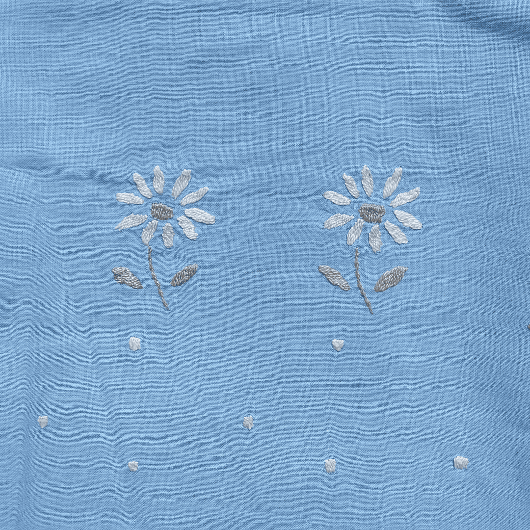 Vintage tablecloth daisies: elegance in sky blue