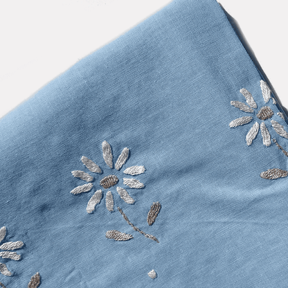 Vintage tablecloth daisies: elegance in sky blue