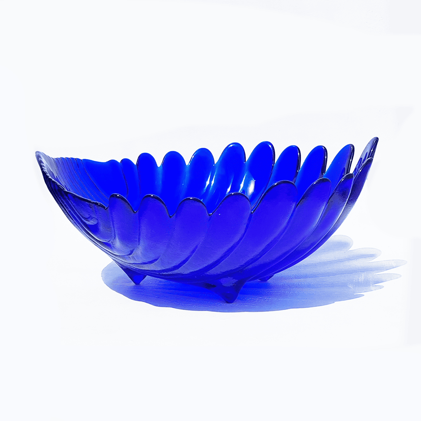 Shell Vintage Salad Bowl Glass: Elegant wavy cut