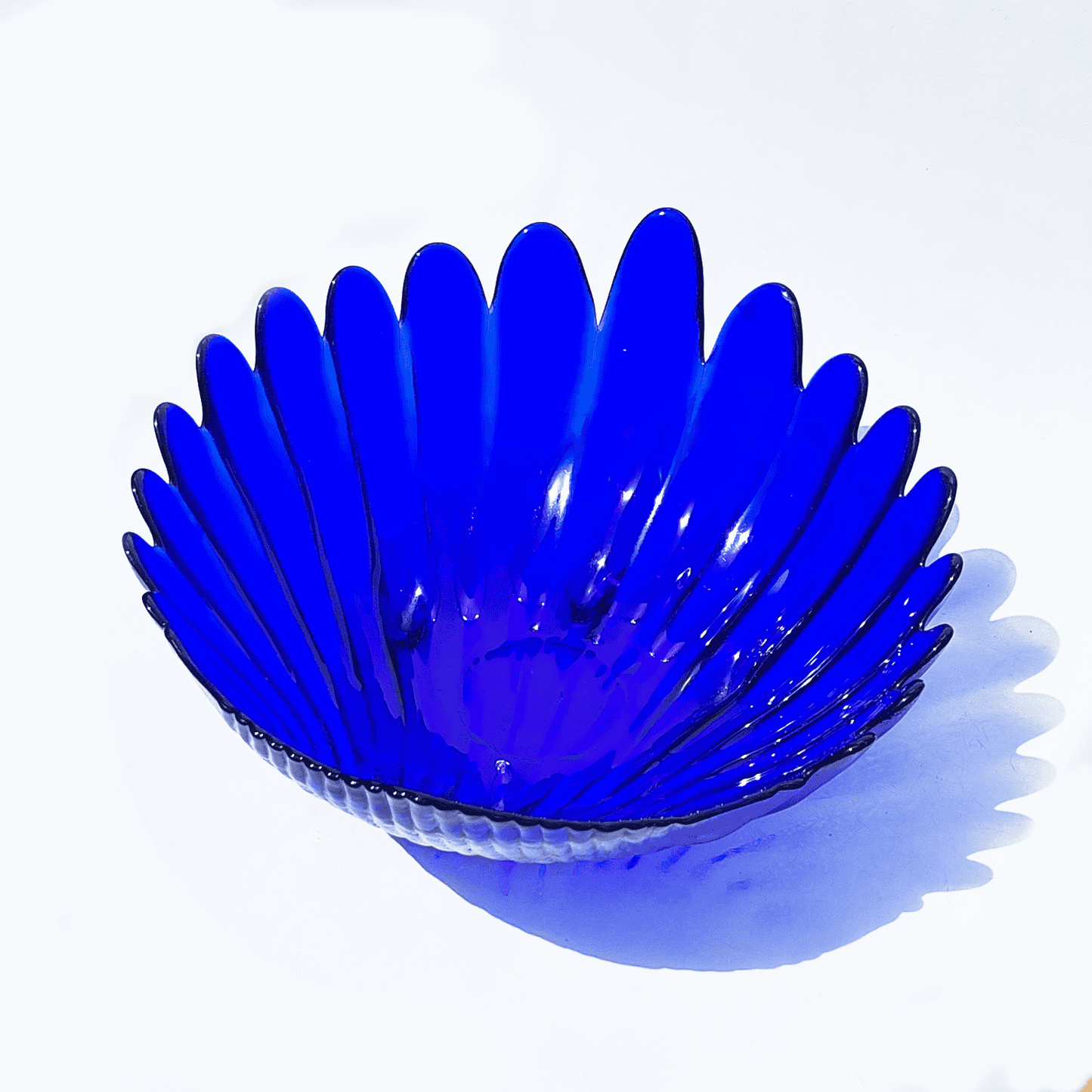 Shell Vintage Salad Bowl Glass: Elegant wavy cut