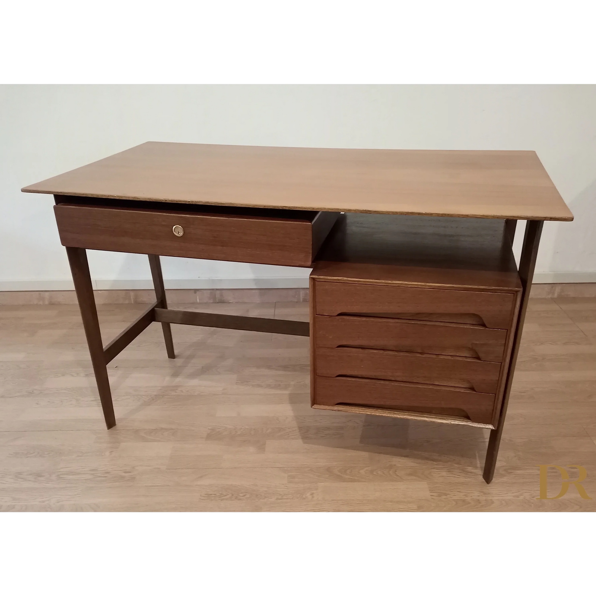 Palutari-Schreibtisch für Dassi-Design, 1950er-Jahre, Vintage, antik, 50er Jahre, Dario Raia, Antiquitäten, modern, Vintage, 4 Schubladen, 5 Schubladen, 50er, 60er, 70er, Mitte des Jahrhunderts, modern, antike Möbel, neue Möbel für das Zuhause, Möbel für das neue Zuhause, Möbel für Arbeitszimmer, moderne Antiquitäten, original restaurierter Schreibtisch aus Messing-Eiche Holzschreibtisch aus der Mitte des Jahrhunderts, moderner Schreibtisch aus Teakholz