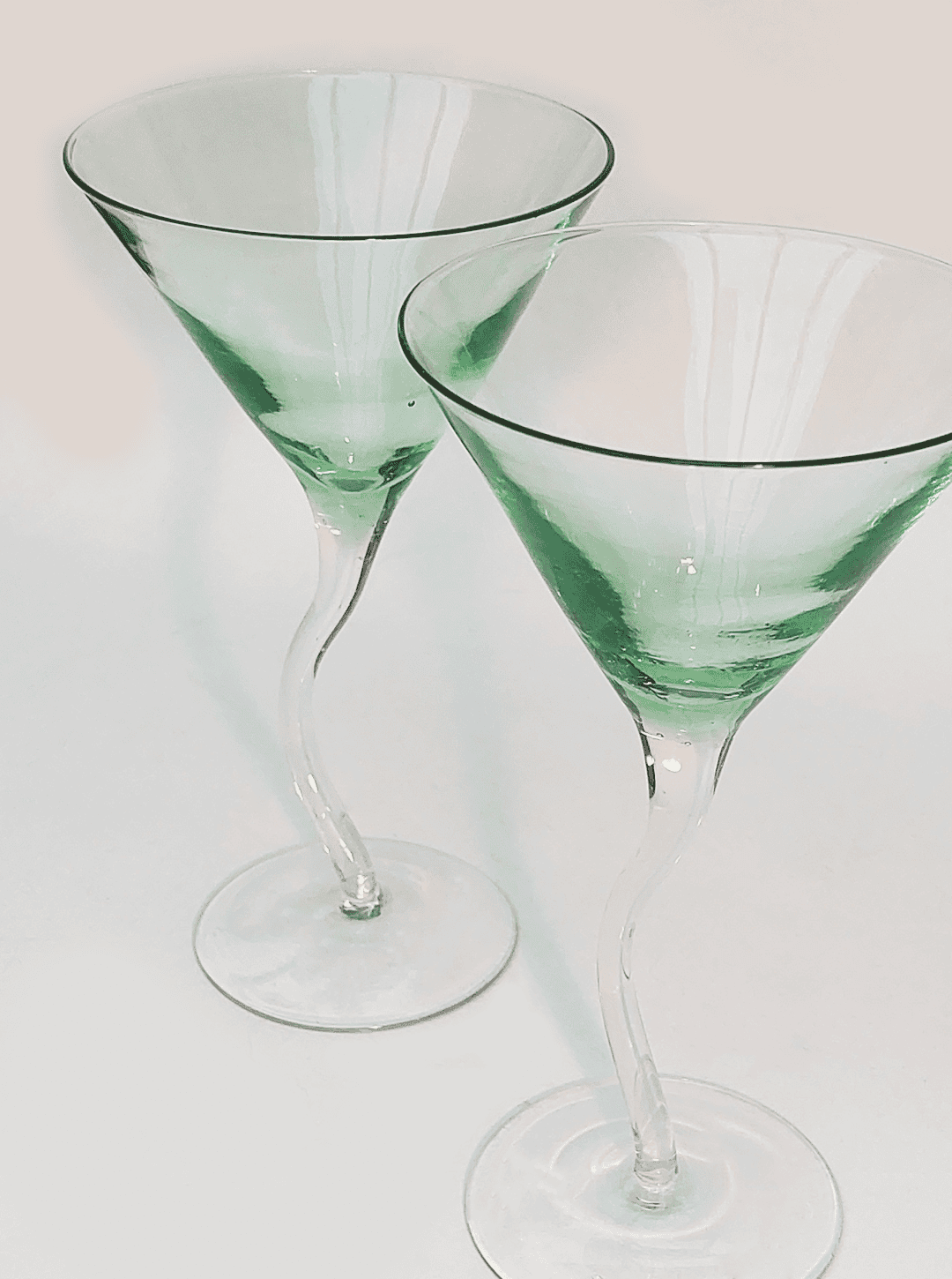 Green Zig-Zag Vintage Drinking Glasses: Elegance for Cocktails