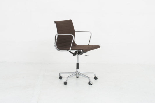 Eames EA 117 office chair from Vitra in brown hopscotch