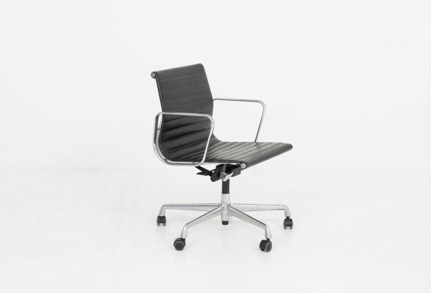 Eames EA 117 office chair by Vitra in black leather and polished aluminum Vintage