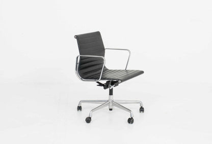 Eames EA 117 Bürostuhl von Vitra in schwarzem Leder und Aluminium poliert Vintage