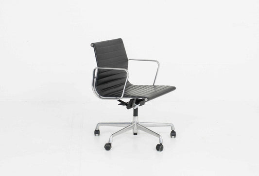 Eames EA 117 office chair by Vitra in black leather and polished aluminum Vintage