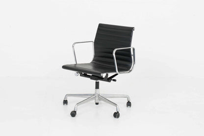 Eames EA 117 office chair by Vitra in black leather and polished aluminum Vintage