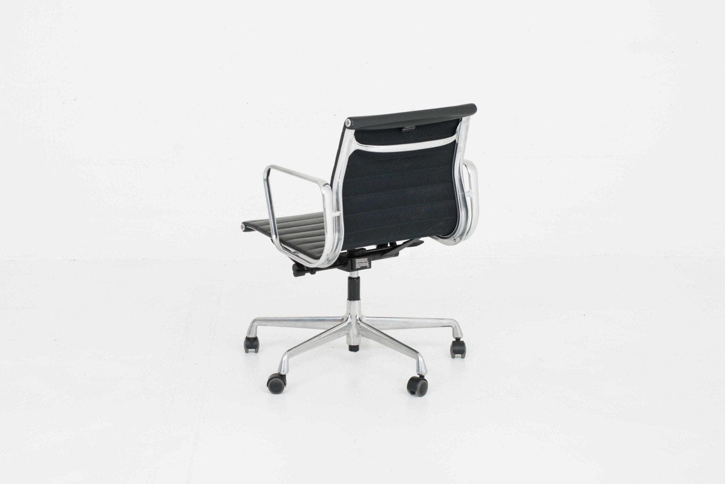 Eames EA 117 office chair by Vitra in black leather and polished aluminum Vintage