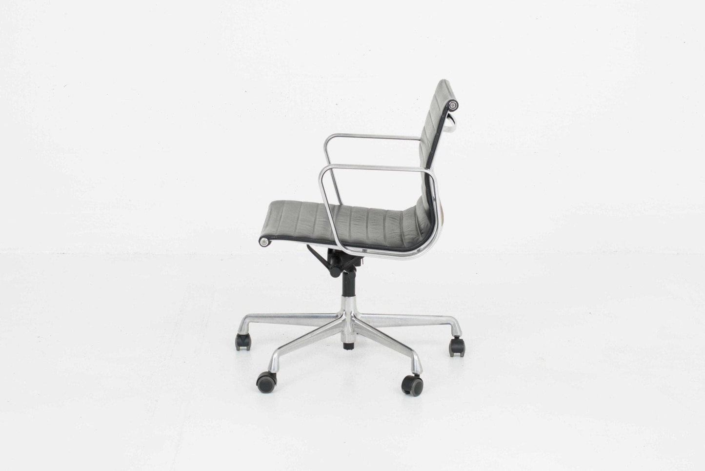 Eames EA 117 office chair by Vitra in black leather and polished aluminum Vintage