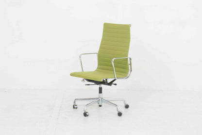 Chaise de bureau Eames EA 119 de Vitra en vert vintage Hopsak