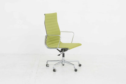 Chaise de bureau Eames EA 119 de Vitra en vert vintage Hopsak