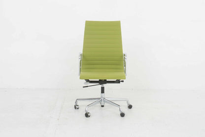 Chaise de bureau Eames EA 119 de Vitra en vert vintage Hopsak