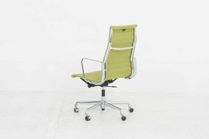 Chaise de bureau Eames EA 119 de Vitra en vert vintage Hopsak