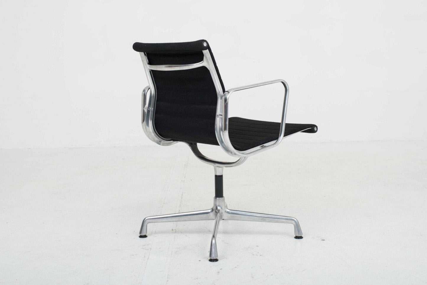 Chaise de bureau Vitra EA 108 par Eames avec hopsak noir et aluminium poli vintage