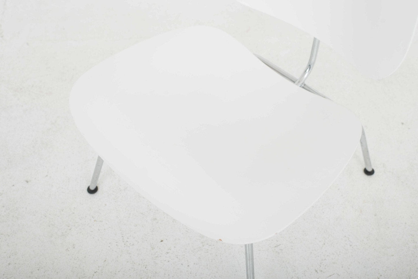 Fauteuil Charles et Ray Eames LCM de Vitra en blanc vintage