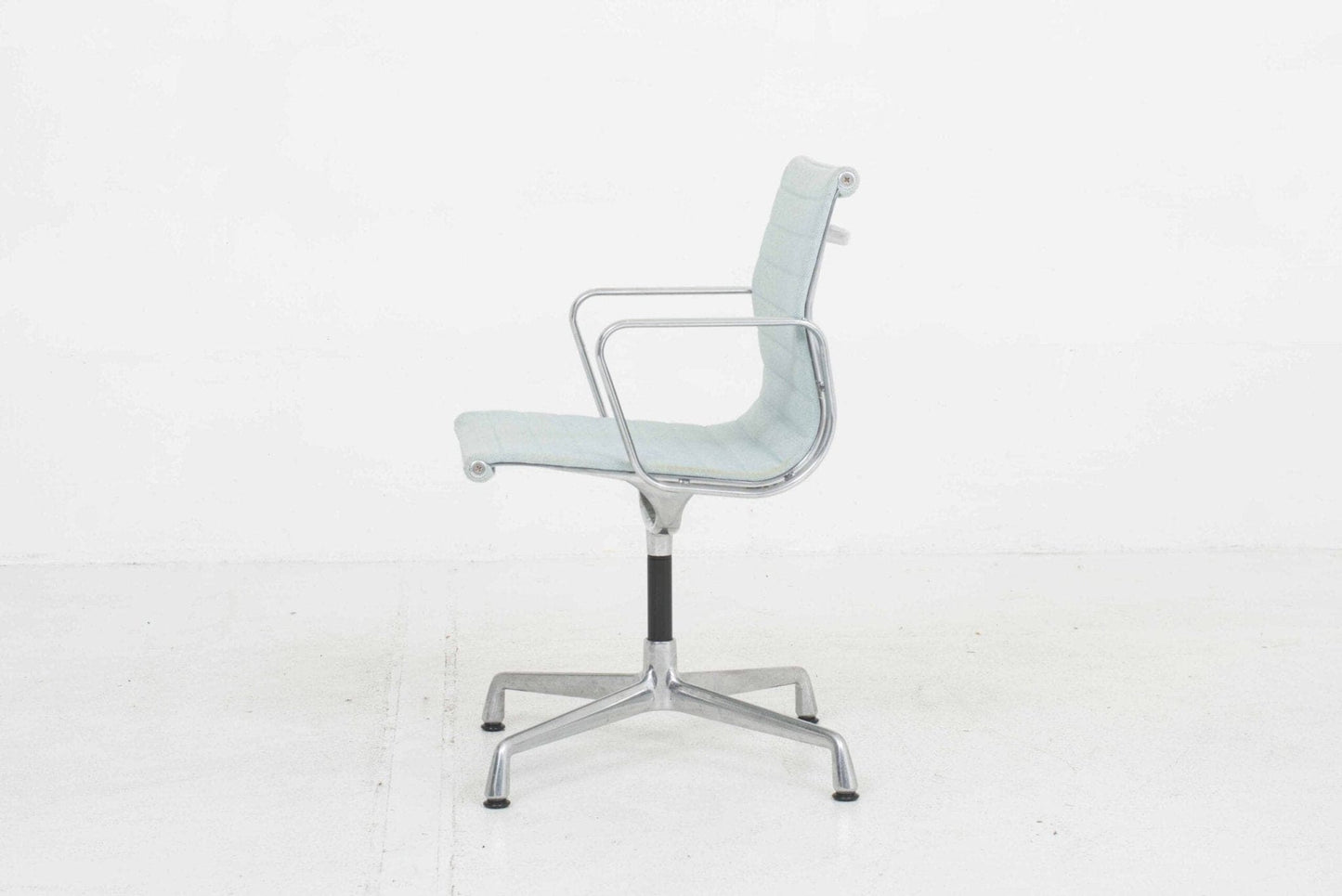 Vitra EA 104 Dinechair von Charles und Ray Eames in hellblauem Hopsak und Aluminium poliert Vintage