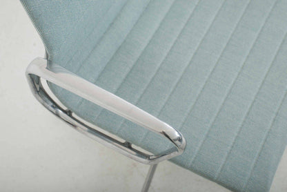 Vitra EA 104 Dinechair de Charles et Ray Eames en marelle bleu clair et aluminium poli vintage