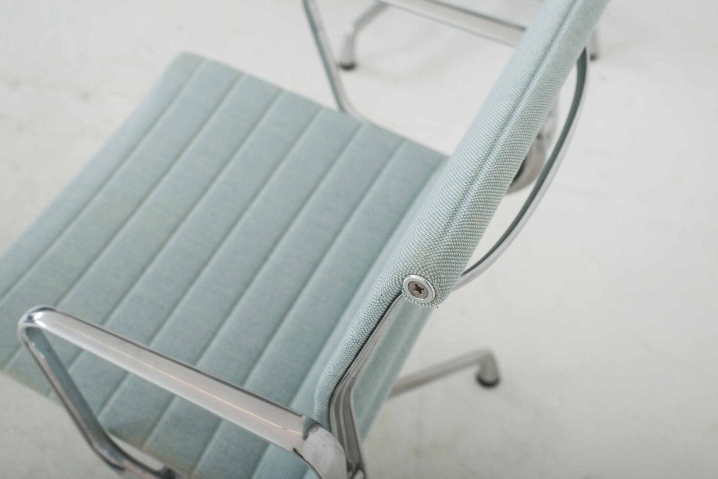 Vitra EA 104 Dinechair von Charles und Ray Eames in hellblauem Hopsak und Aluminium poliert Vintage