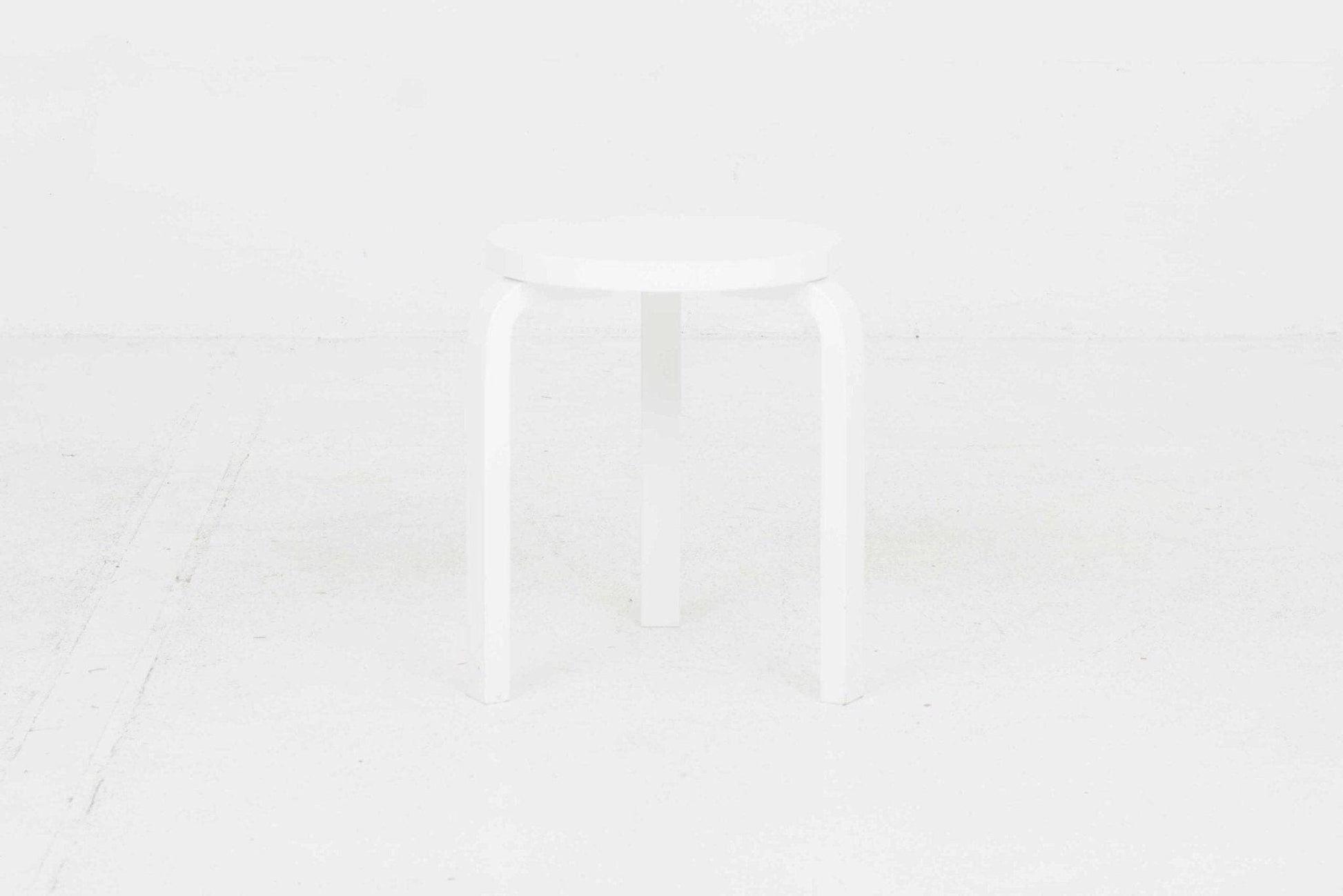 Alvar Aalto Hocker 60 von Artek in Weiss - 2nd home