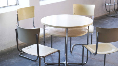 Bauhaus Freischwinger Set mit vier Stühlen + Tisch - 2nd home