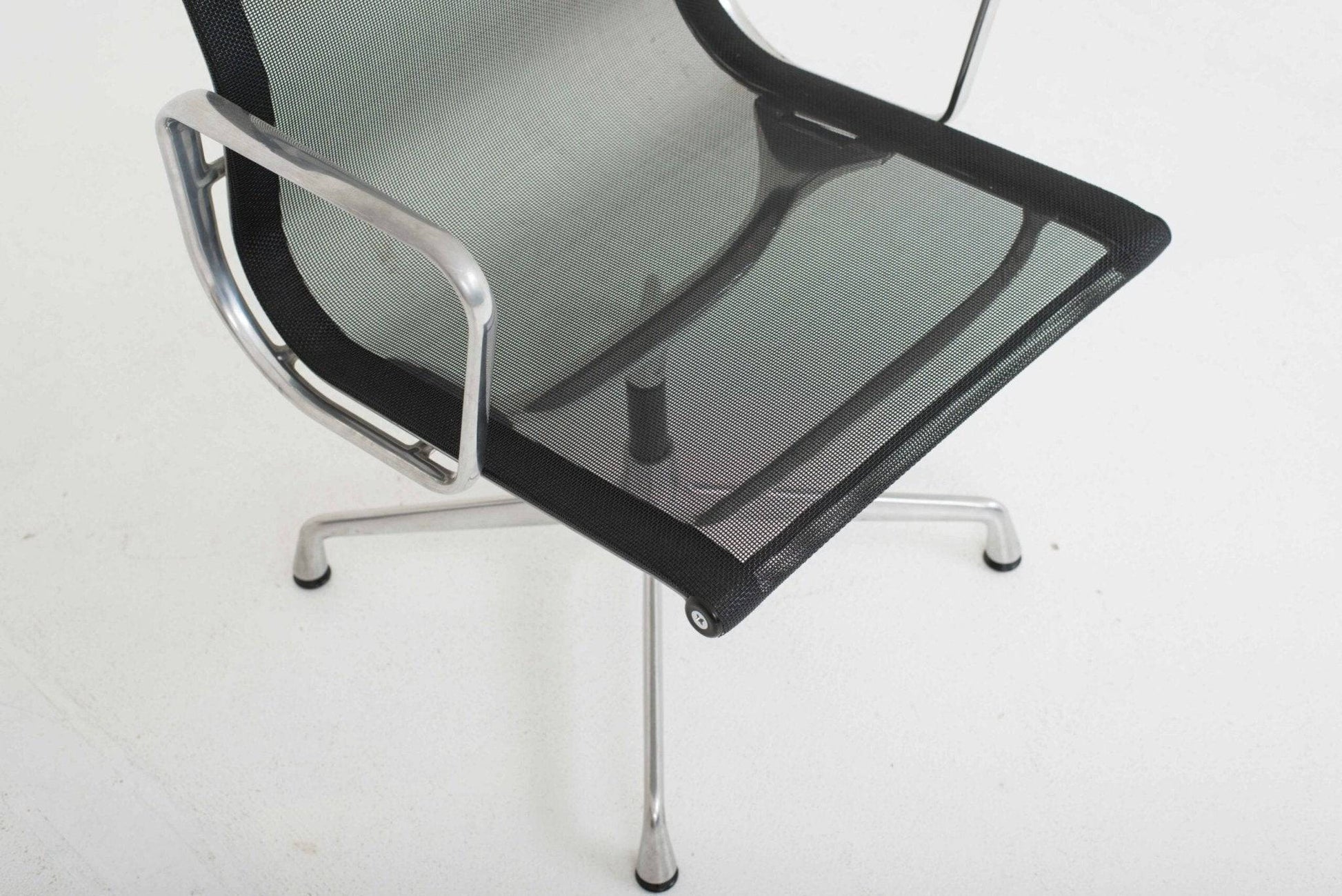 Eames EA 108 Bürostuhl von Vitra mit schwarzem Netzstoff & Aluminium poliert - 2nd home