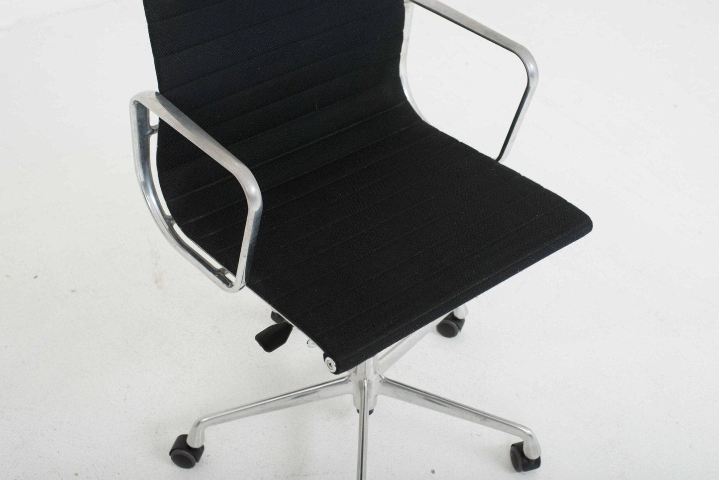 Eames EA 117 Bürostuhl von Vitra in Hopsak Schwarz & Aluminium poliert - 2nd home