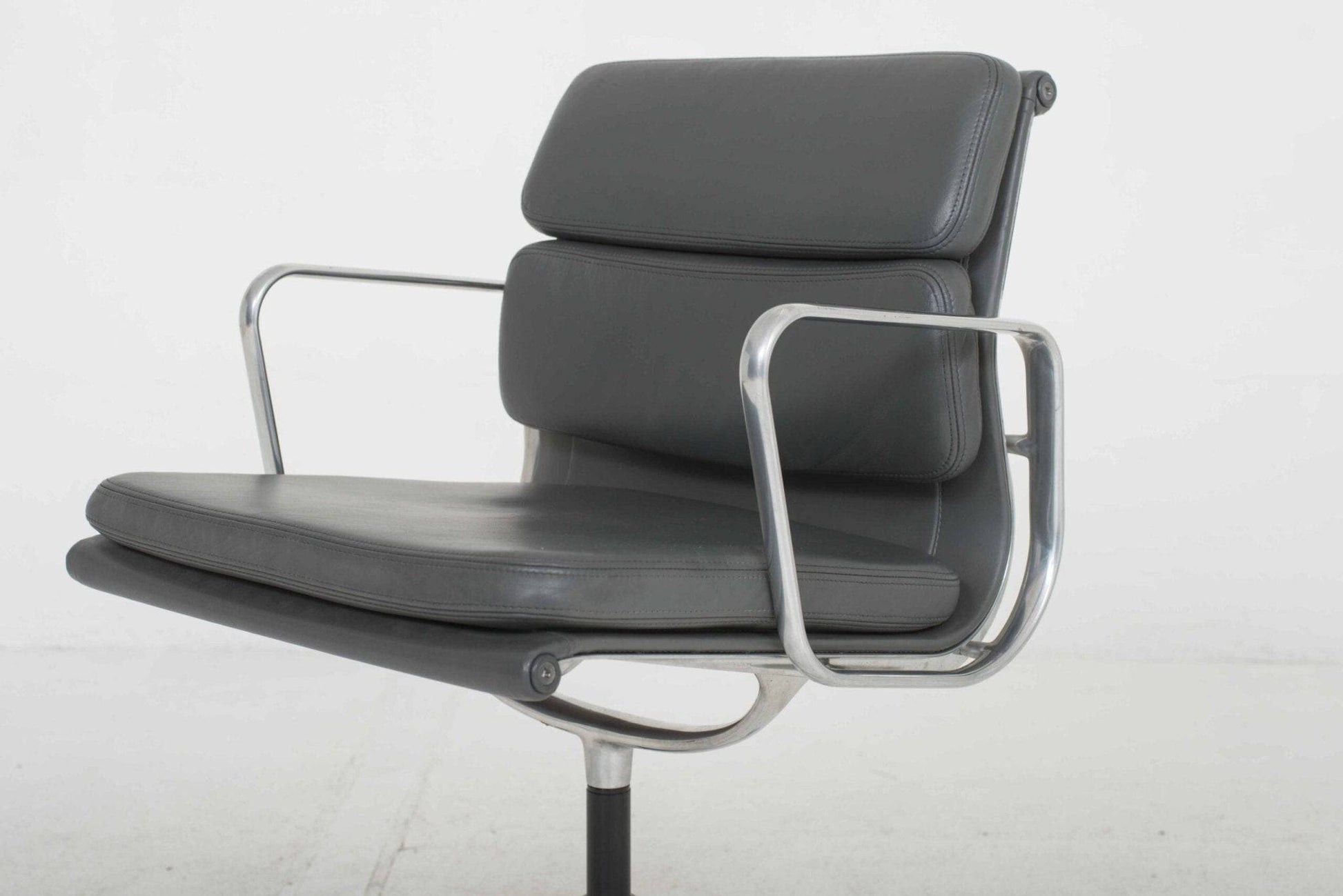 Eames EA 208 Soft Pad von Vitra in grauem Leder und Aluminium poliert - 2nd home