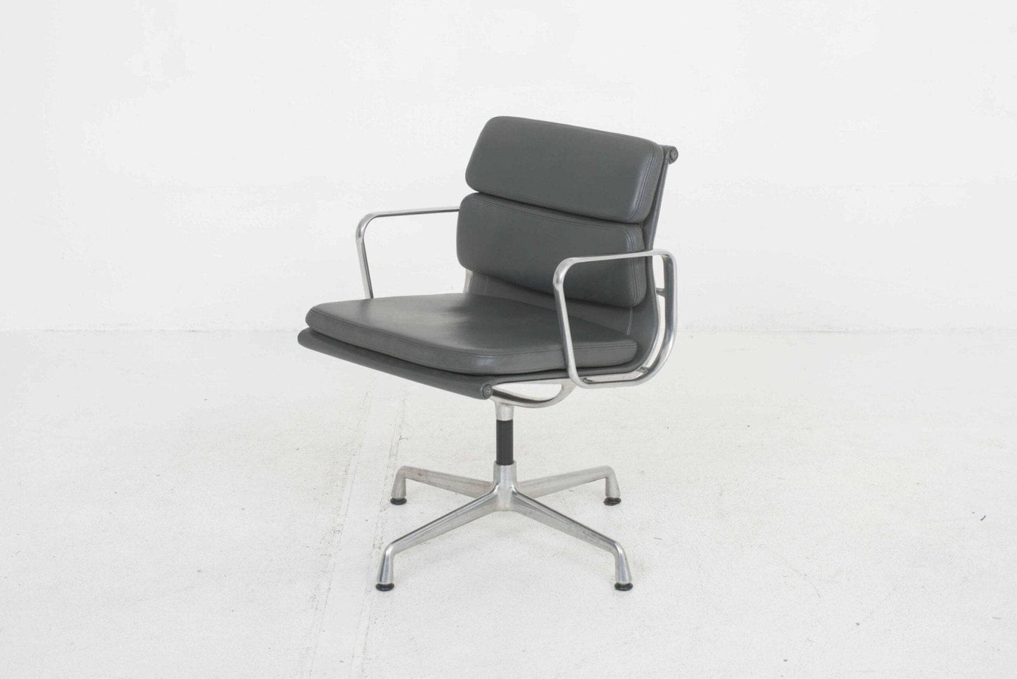 Eames EA 208 Soft Pad von Vitra in grauem Leder und Aluminium poliert - 2nd home