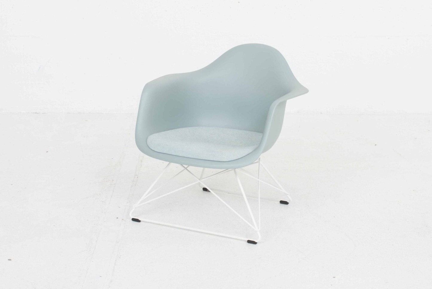 Eames Plastic Armchair LAR von Vitra - 2nd home