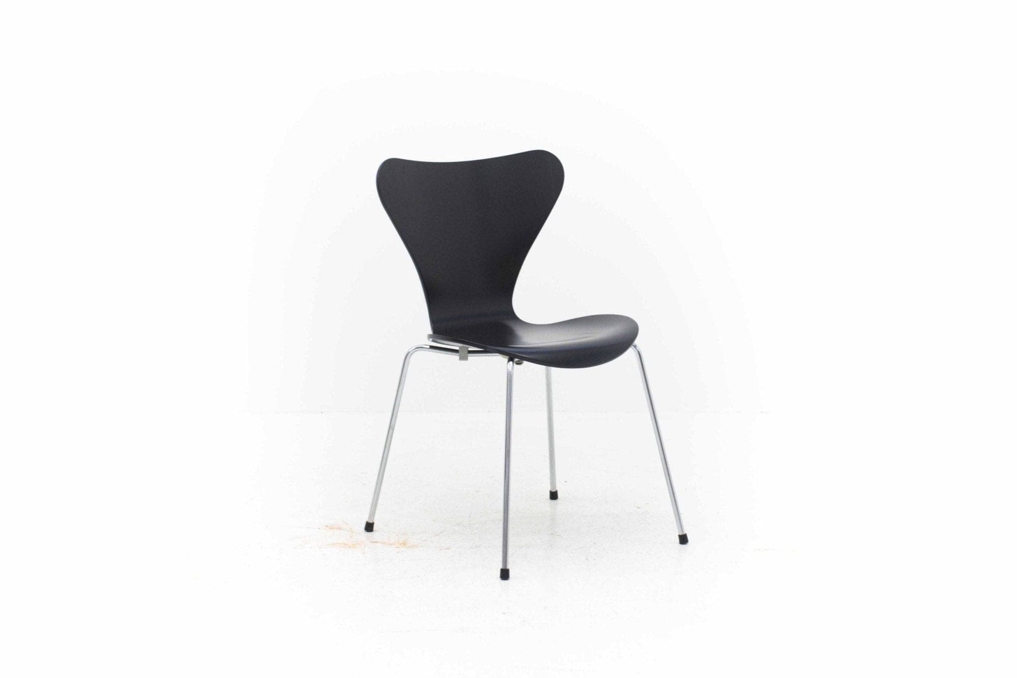 Fritz Hansen 3107 chairs by Arne Jacobsen in dark gray 2nd home