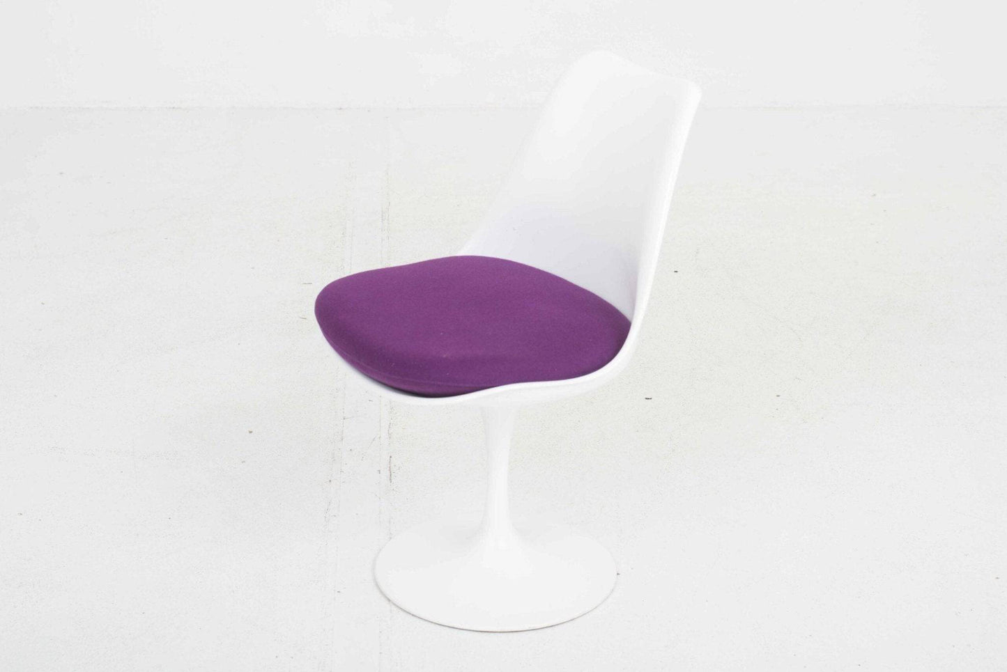 Knoll International Tulip Stuhl von Eero Saarinen mit violettem Kissen - 2nd home