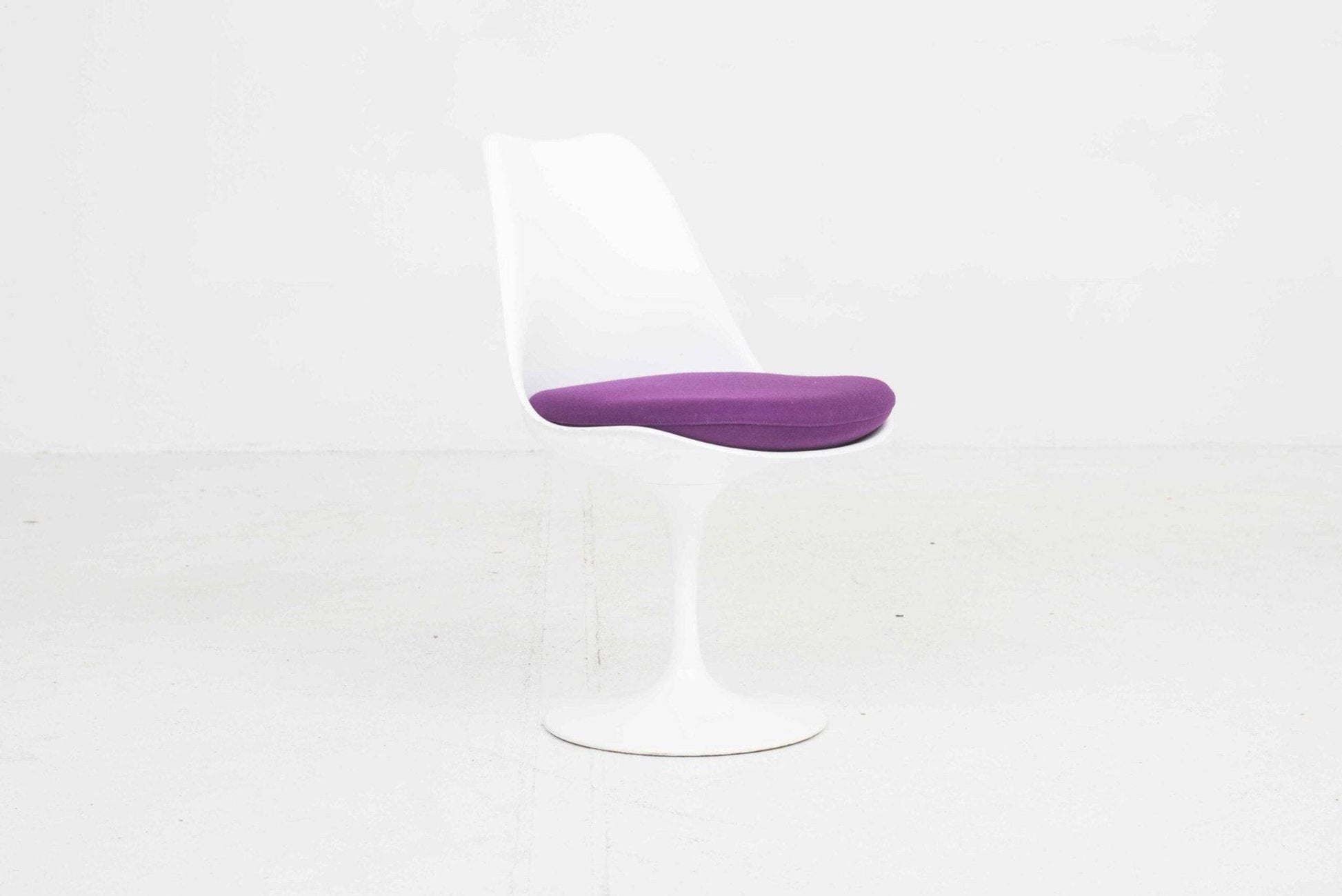 Knoll International Tulip Stuhl von Eero Saarinen mit violettem Kissen - 2nd home