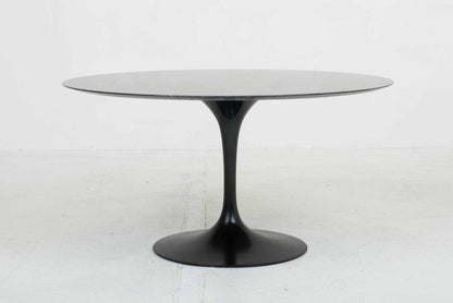 Knoll International Tulip Table 137cm von Eero Saarinen in schwarzem Marmor - 2nd home